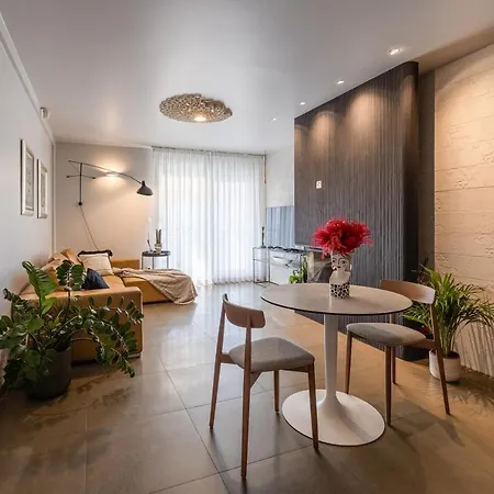 4* In Apartment Split